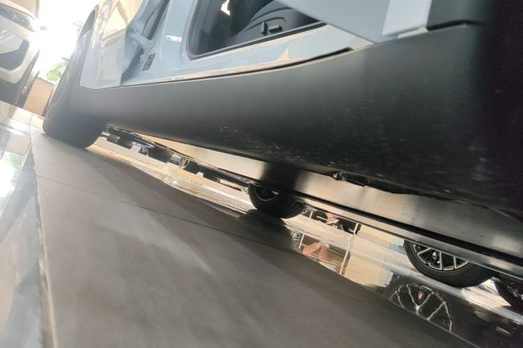 Used Tesla Model Y 2026 Rear-Drive Model Right Side Sill