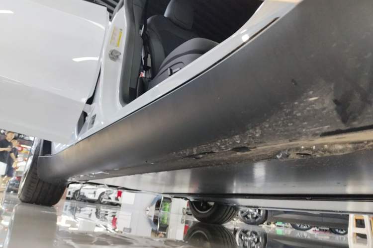Used Tesla Model Y 2026 Facelifted Long-Range Rear-Drive Model Right Side Sill