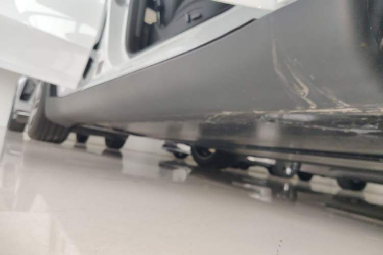 Used Tesla Model Y 2026 Rear-Drive Model Right Side Sill
