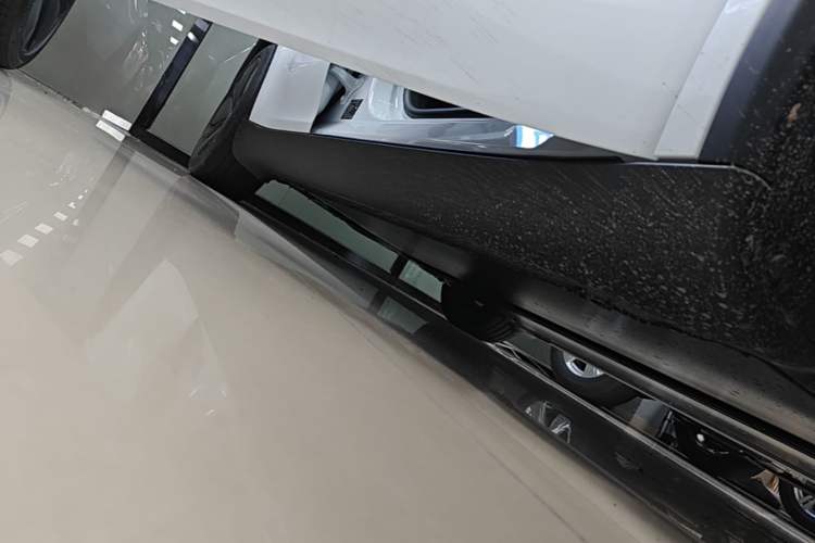 Used Tesla Model Y 2026 Rear-Drive Model Right Side Sill