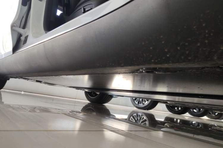 Used Tesla Model Y 2026 Rear-Drive Model Right Side Sill