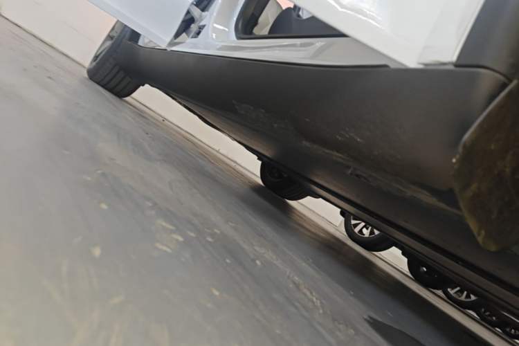 Used Tesla Model Y 2026 Model Long-Range Rear-Wheel-Drive Version Right Side Sill