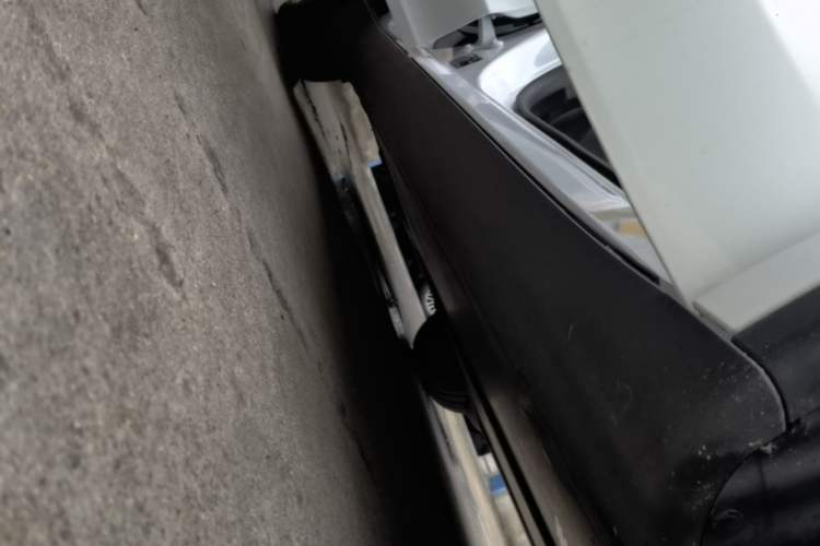 Used Tesla Model Y 2026 Facelifted Long-Range Rear-Drive Model Right Side Sill