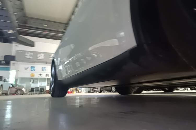 Used Tesla Model Y 2026 Model Long-Range Rear-Wheel-Drive Version Right Side Sill