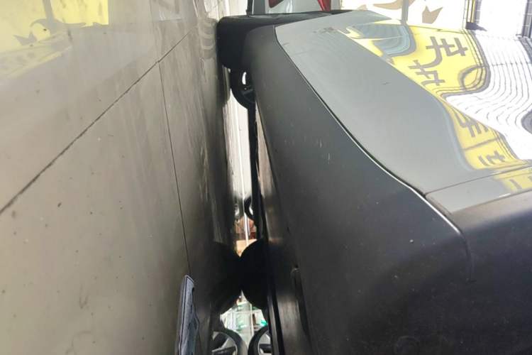 Used Tesla Model Y 2026 Model Long-Range Rear-Wheel-Drive Version Right Side Sill