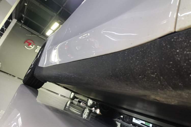 Used Tesla Model Y 2026 Long-Range All-Wheel-Drive Model Right Side Sill
