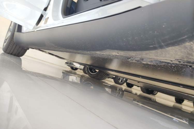 Used Tesla Model Y 2026 Long-Range All-Wheel-Drive Model Right Side Sill