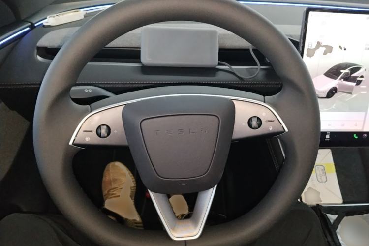 Used Tesla Model Y 2026 Facelifted Long-Range Rear-Drive Model Steering Wheel