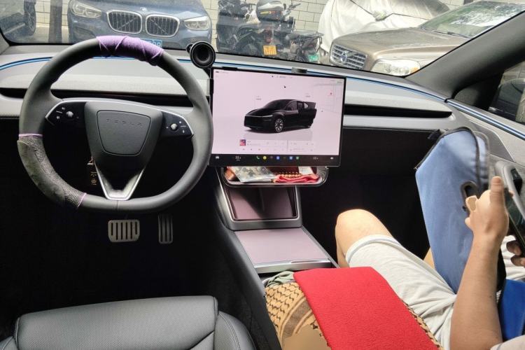 Used Tesla Model Y L 2025 Model Long-Range All-Wheel-Drive Version Center Console