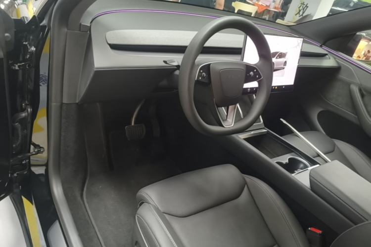 Used Tesla Model Y L 2025 Model Long-Range All-Wheel-Drive Version Center Console