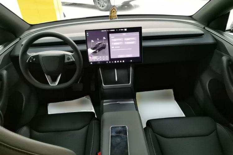 Used Tesla Model Y L 2025 Model Long-Range All-Wheel-Drive Version Center Console