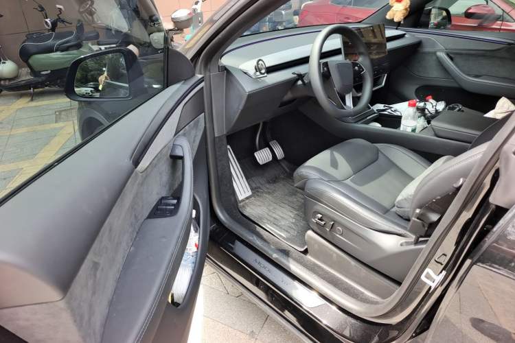 Used Tesla Model Y L 2025 Model Long-Range All-Wheel-Drive Version Driver Seat