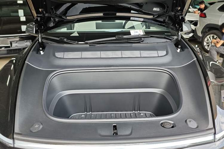 Used Tesla Model Y L 2025 Model Long-Range All-Wheel-Drive Version Engine Bay