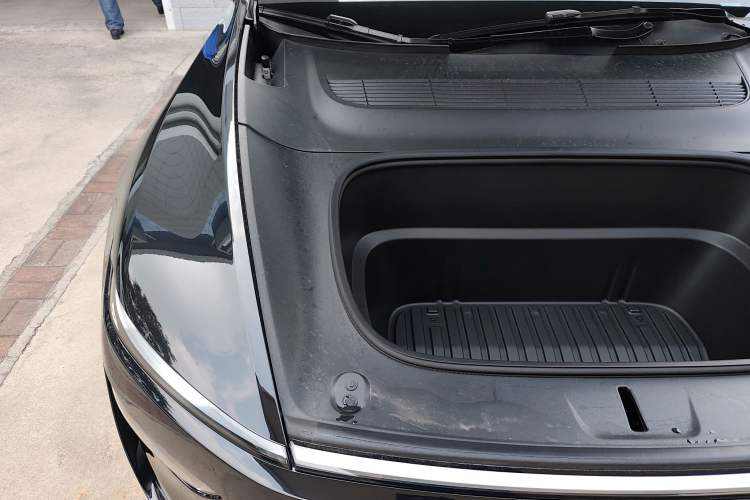 Used Tesla Model Y L 2025 Model Long-Range All-Wheel-Drive Version Engine Bay Right