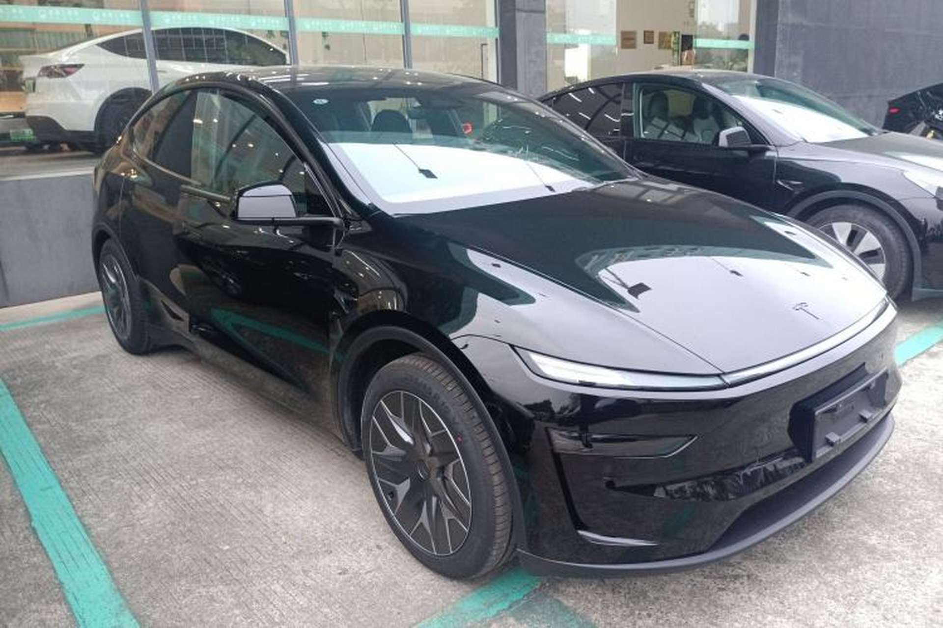 Used Tesla Model Y L 2025 Model Long-Range All-Wheel-Drive Version Exterior 2