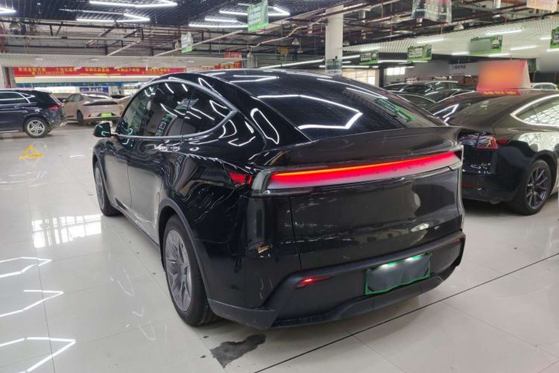 Used Tesla Model Y L 2025 Model Long-Range All-Wheel-Drive Version Exterior 2