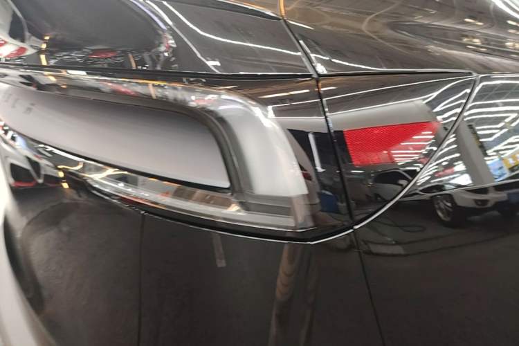 Used Tesla Model Y L 2025 Model Long-Range All-Wheel-Drive Version Exterior 3