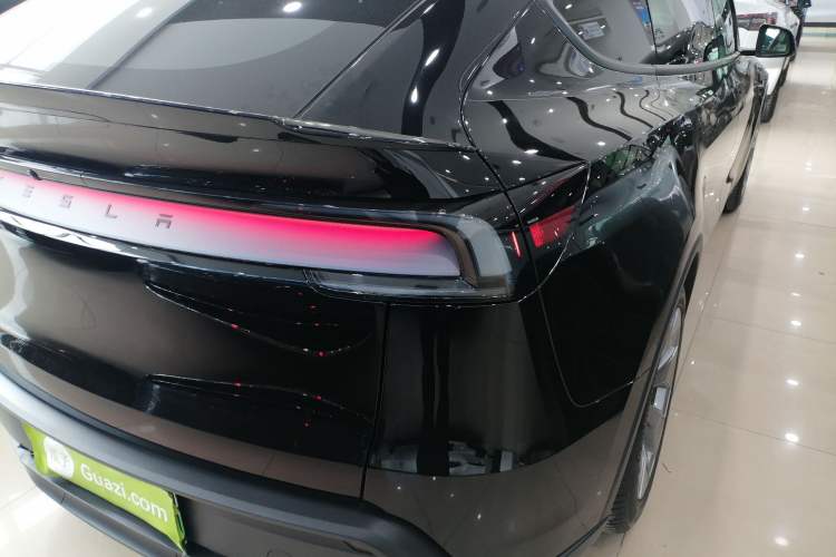 Used Tesla Model Y L 2025 Model Long-Range All-Wheel-Drive Version Exterior 3
