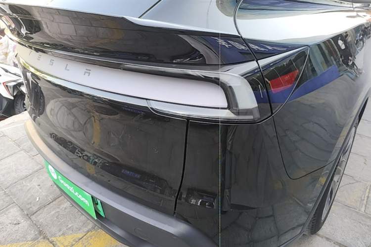 Used Tesla Model Y L 2025 Model Long-Range All-Wheel-Drive Version Exterior 3