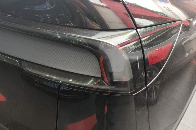 Used Tesla Model Y L 2025 Model Long-Range All-Wheel-Drive Version Exterior 3