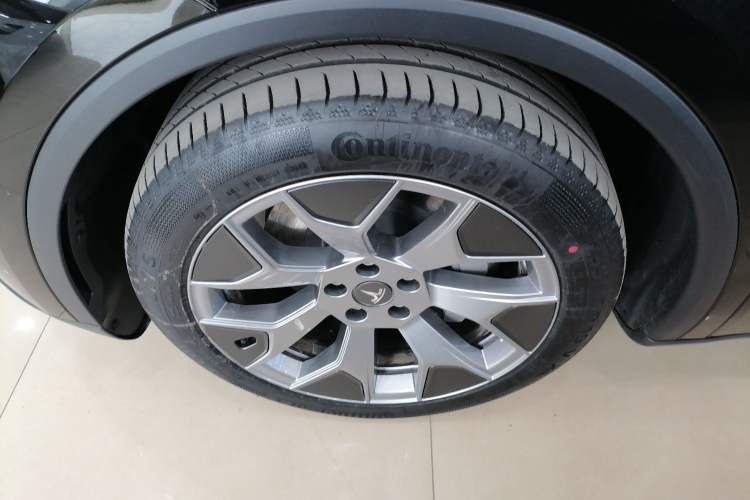Used Tesla Model Y L 2025 Model Long-Range All-Wheel-Drive Version Exterior 4