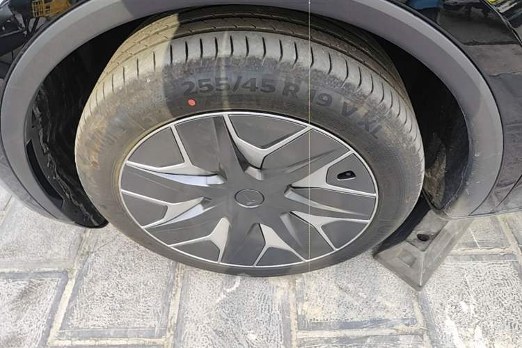 Used Tesla Model Y L 2025 Model Long-Range All-Wheel-Drive Version Exterior 4