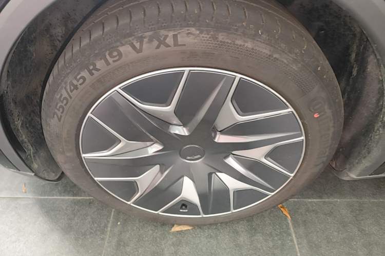 Used Tesla Model Y L 2025 Model Long-Range All-Wheel-Drive Version Exterior 4
