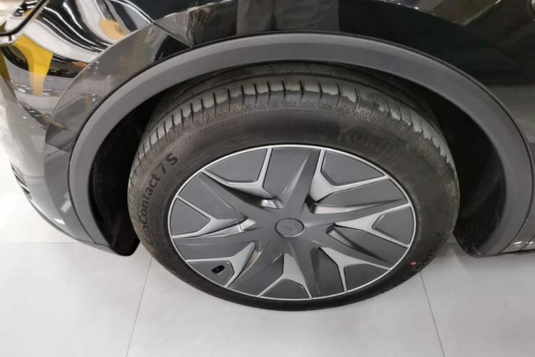 Used Tesla Model Y L 2025 Model Long-Range All-Wheel-Drive Version Exterior 4