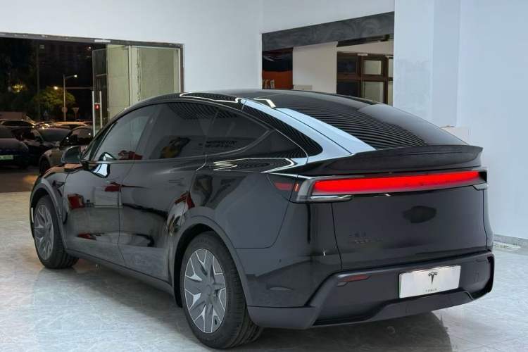 Used Tesla Model Y L 2025 Model Long-Range All-Wheel-Drive Version Exterior 5