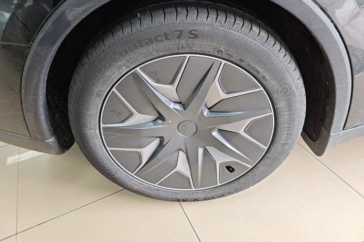 Used Tesla Model Y L 2025 Model Long-Range All-Wheel-Drive Version Exterior 5