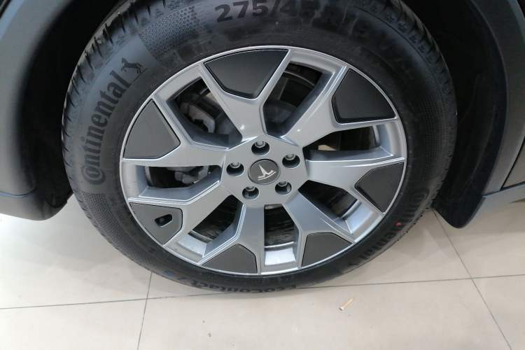 Used Tesla Model Y L 2025 Model Long-Range All-Wheel-Drive Version Exterior 5