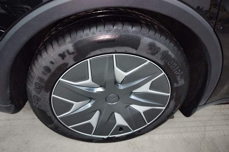 Used Tesla Model Y L 2025 Model Long-Range All-Wheel-Drive Version Exterior 5