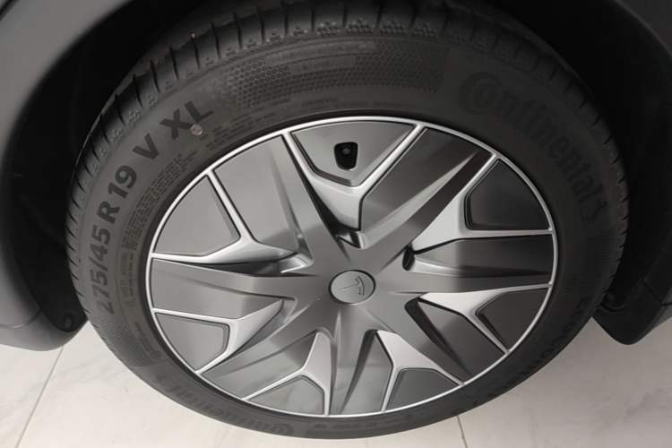 Used Tesla Model Y L 2025 Model Long-Range All-Wheel-Drive Version Exterior 5