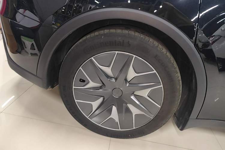 Used Tesla Model Y L 2025 Model Long-Range All-Wheel-Drive Version Exterior 5