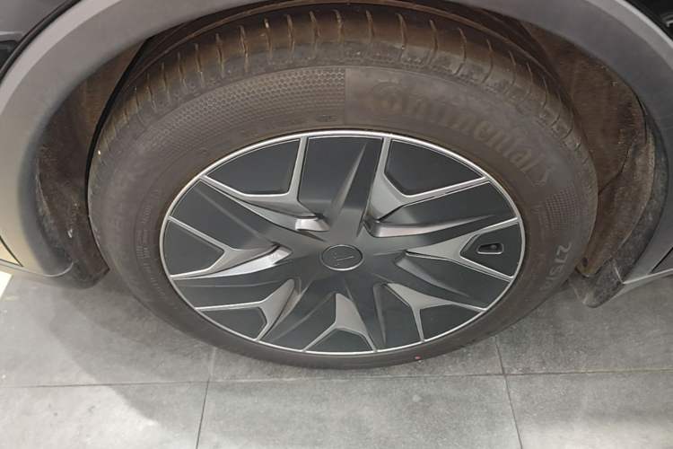 Used Tesla Model Y L 2025 Model Long-Range All-Wheel-Drive Version Exterior 5