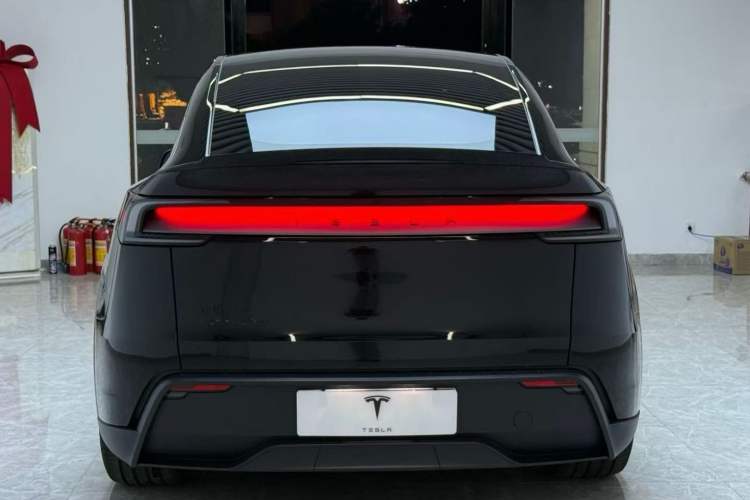 Used Tesla Model Y L 2025 Model Long-Range All-Wheel-Drive Version Exterior 6
