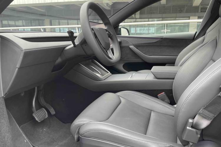 Used Tesla Model Y L 2025 Model Long-Range All-Wheel-Drive Version Exterior 6