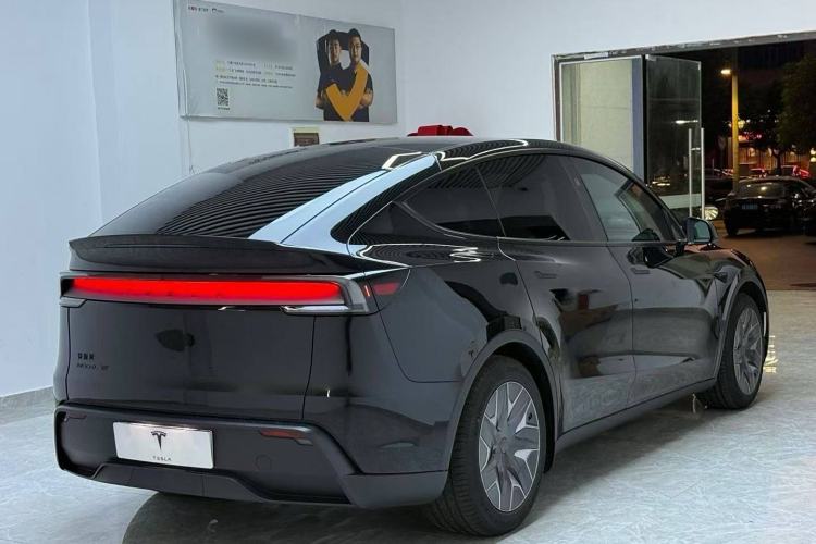 Used Tesla Model Y L 2025 Model Long-Range All-Wheel-Drive Version Exterior 7