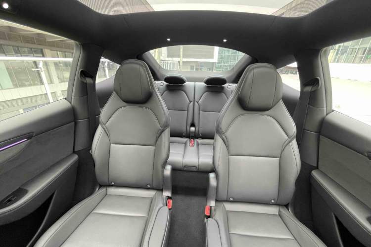 Used Tesla Model Y L 2025 Model Long-Range All-Wheel-Drive Version Exterior 8