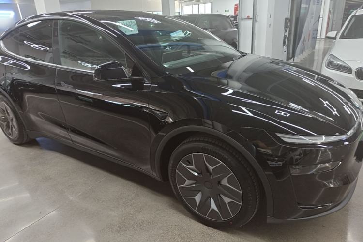 Used Tesla Model Y L 2025 Model Long-Range All-Wheel-Drive Version Front Right 45 Deg