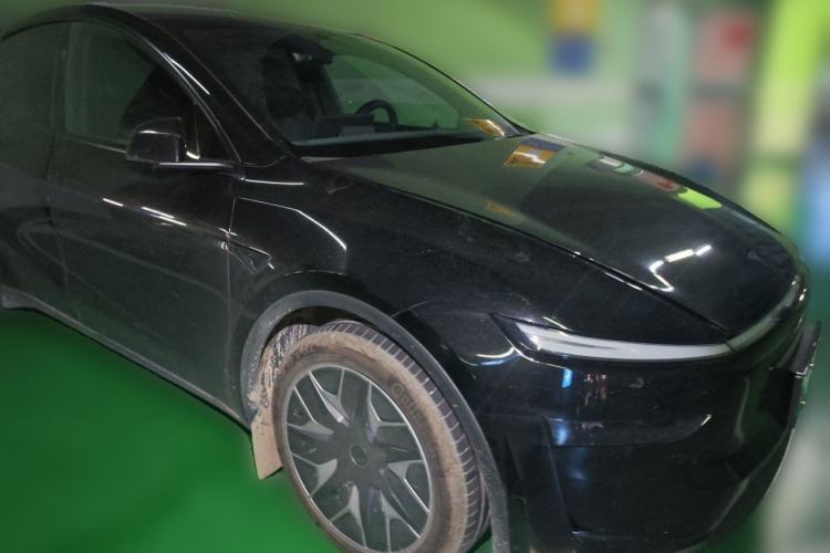 Used Tesla Model Y L 2025 Model Long-Range All-Wheel-Drive Version Front Right 45 Deg