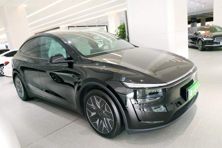 Used Tesla Model Y L 2025 Model Long-Range All-Wheel-Drive Version Front Right 45 Deg