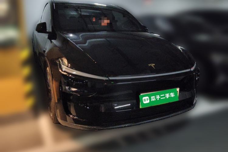 Used Tesla Model Y L 2025 Model Long-Range All-Wheel-Drive Version Front Right 45 Deg