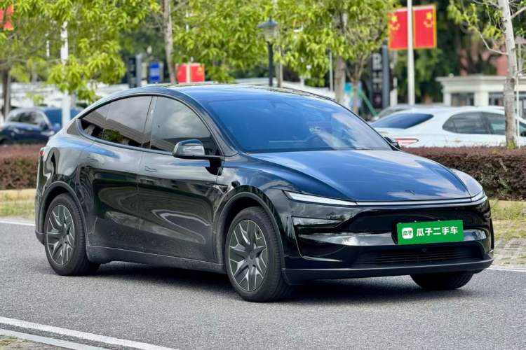 Used Tesla Model Y L 2025 Model Long-Range All-Wheel-Drive Version Front Right 45 Deg
