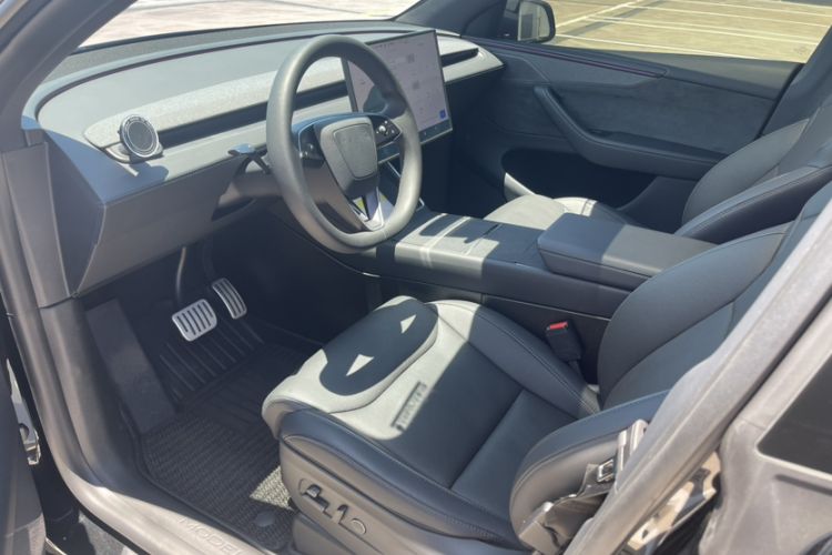Used Tesla Model Y L 2025 Model Long-Range All-Wheel-Drive Version Interior 3