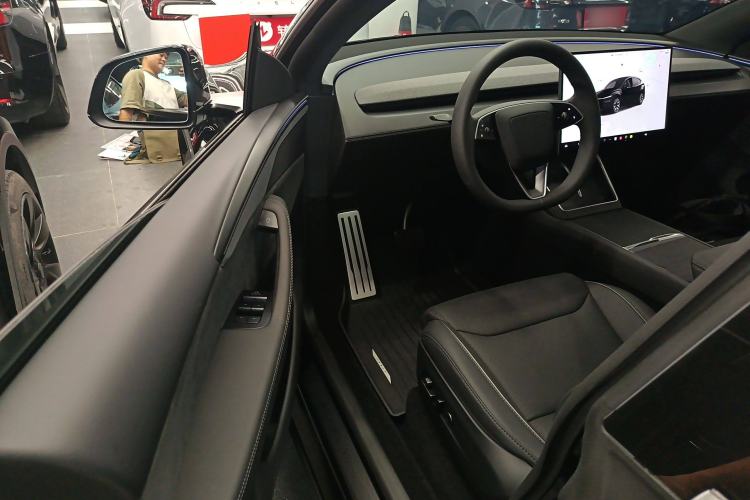 Used Tesla Model Y L 2025 Model Long-Range All-Wheel-Drive Version Interior 3