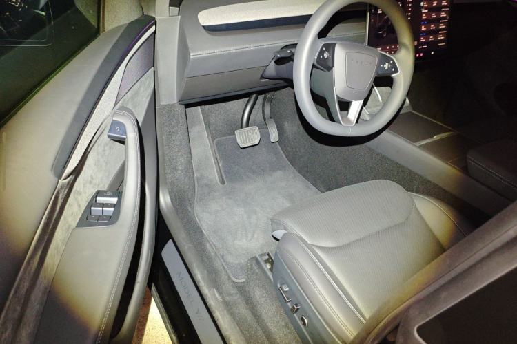 Used Tesla Model Y L 2025 Model Long-Range All-Wheel-Drive Version Interior 3