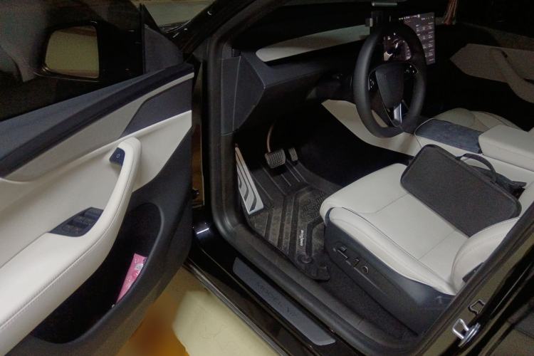 Used Tesla Model Y L 2025 Model Long-Range All-Wheel-Drive Version Interior 3