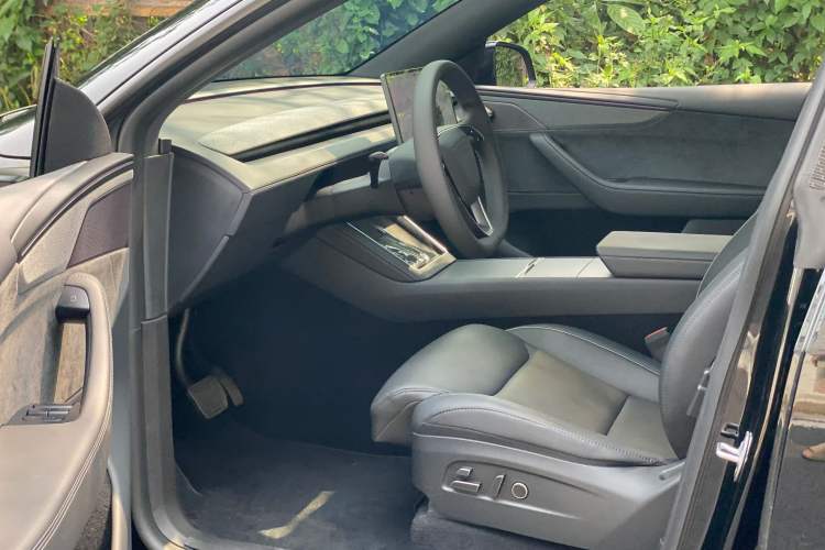 Used Tesla Model Y L 2025 Model Long-Range All-Wheel-Drive Version Interior 3