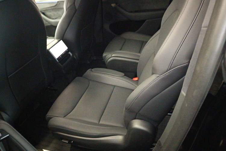 Used Tesla Model Y L 2025 Model Long-Range All-Wheel-Drive Version Interior 4